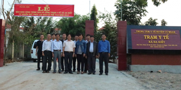 HTX ban giao Cong trinh San va cong Tram y te xa Ea Kiet 02