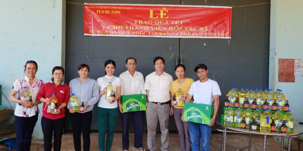 Trao qua tet cho Thanh vien